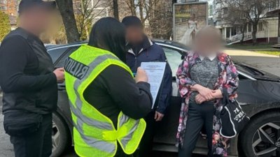 Поліція затримала жінку та двох її спільників, яких підозрюють у вимаганні грошей