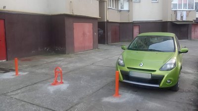 У Франківську люди встановили обмежувачі руху біля свого будинку. Чи законно це та як реагують інші?