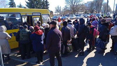 "Хочемо захистити своїх дітей". Як відбувається евакуація із Сум 15 березня