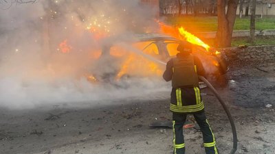 Нікопольщина, обстріли, палає авто, рятувальник