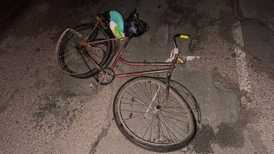 Велосипед загиблої в аварії жінки в Кролевці.