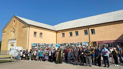 У Полтаві біля «Стіни пам’яті» вшанували загиблих бійців У Полтаві біля «Стіни пам’яті» вшанували загиблих бійців