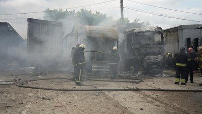 Вантажівки згоріли внаслідок удару дроном по Слобідському району Харкова