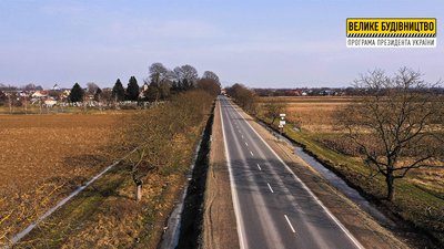 Понад 2,5 км велодоріжки влаштували на дорозі міжнародного значення на Закарпатті Понад 2,5 км велодоріжки влаштували на дорозі міжнародного значення на Закарпатті