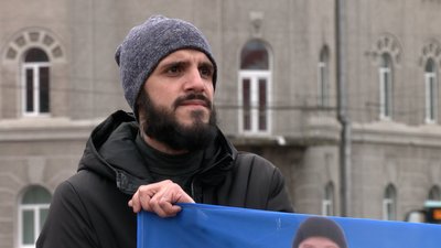 "Волю захисникам ЧАЕС": у Чернігові рідні військовополонених вийшли на площу, щоб їх почули "Волю захисникам ЧАЕС": у Чернігові рідні військовополонених вийшли на площу, щоб їх почули