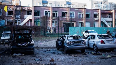 У Святошинському районі Києва уламки снаряду влучили в житловий будинок. ФОТО У Святошинському районі Києва уламки снаряду влучили в житловий будинок. ФОТО