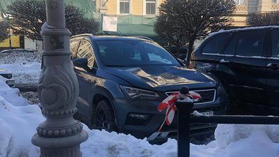 У Львові снігова брила пошкодила припаркований автомобіль У Львові снігова брила пошкодила припаркований автомобіль