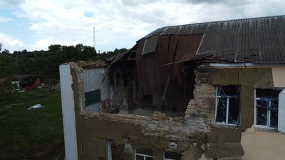 Ракетами з літака росіяни зруйнували школу та пошкодили будинки у селищі Есмань, що на Сумщині Ракетами з літака росіяни зруйнували школу та пошкодили будинки у селищі Есмань, що на Сумщині