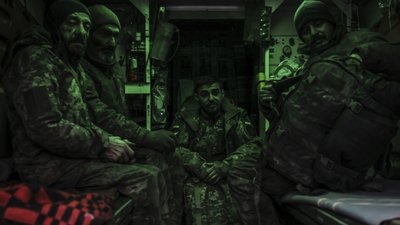 Поранені бійці в евакуаційному автомобілі на стабпункті в Донецькій області