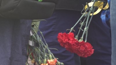 У Харкові попрощалися із загиблим на Луганщині скульптором і музикантом Антоном Дербіловим У Харкові попрощалися із загиблим на Луганщині скульптором і музикантом Антоном Дербіловим