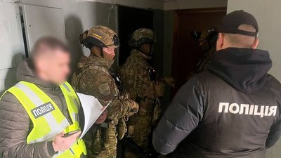 Правоохоронці прийшли з обшуком