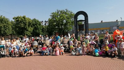 У Кропивницькому влаштували акцію "Місто в пелюшках. Всупереч війні"