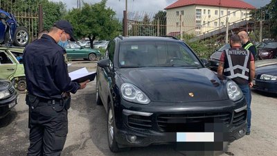 Елітне авто, яке перебувало в міжнародному розшуку, виявили в Ужгороді