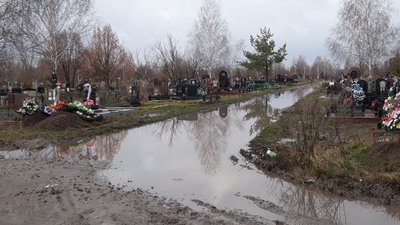 Одягають на ноги пакети. Кропивничани не можуть пройти до могил рідних на Далекосхідному кладовищі Одягають на ноги пакети. Кропивничани не можуть пройти до могил рідних на Далекосхідному кладовищі