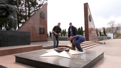 У Рівному демонтували зірку з вічного вогню на військовому меморіалі У Рівному демонтували зірку з вічного вогню на військовому меморіалі