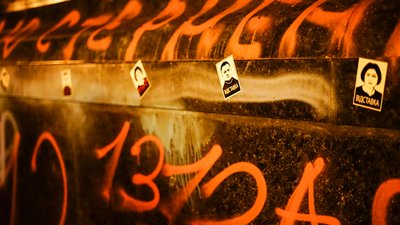 "Не чуєш? Побачиш". Прихильники Стерненка облили ОП червоною фарбою та влаштували феєрверк "Не чуєш? Побачиш". Прихильники Стерненка облили ОП червоною фарбою та влаштували феєрверк
