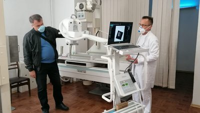 Олег Синютка дарує флюорограф Олег Синютка дарує флюорограф