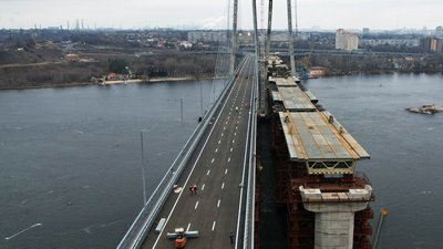 На запорізькому вантовому мосту уклали тимчасовий асфальт На запорізькому вантовому мосту уклали тимчасовий асфальт