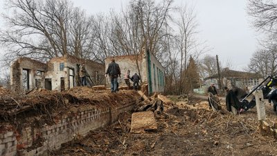 У Нових Млинах під час толоки у старій лікарні знайшли ще 5 ікон У Нових Млинах під час толоки у старій лікарні знайшли ще 5 ікон