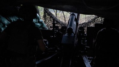Військові з загону артилерійських гармат бригади "Помста" стріляють з М101 біля Торецька