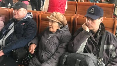 Приїжджайте брати інтерв'ю, коли повернемося з евакуації – переселенці зі Слов'янська Приїжджайте брати інтерв'ю, коли повернемося з евакуації – переселенці зі Слов'янська