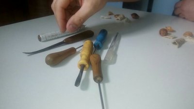 Житомирянин Тарас Орешников вирізьблює патріотичну композицію на кістці кабана Житомирянин Тарас Орешников вирізьблює патріотичну композицію на кістці кабана