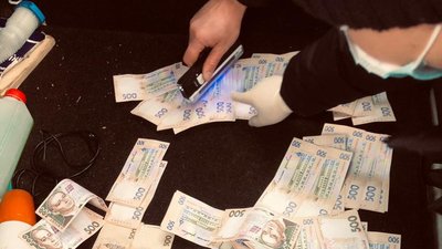 На Дніпропетровщині патрульний підозрюється в отриманні хабаря у 40000 гривень На Дніпропетровщині патрульний підозрюється в отриманні хабаря у 40000 гривень