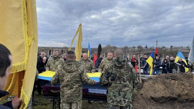 На Тернопільщині попрощалися із загиблим воїном Андрієм Юрківим На Тернопільщині попрощалися із загиблим воїном Андрієм Юрківим
