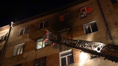 Рятувальники гасять пожежу в багатоповерхівці Рятувальники гасять пожежу в багатоповерхівці