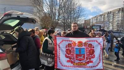 11 мікроавтобусів допомоги відвезли в Херсон волонтери з Черкащини