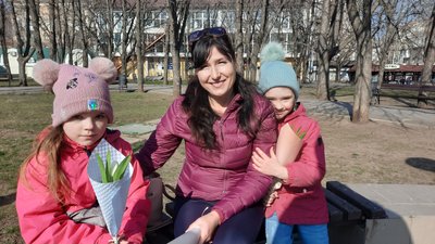 Переселенка з Антонівки Тетяна разом з двома доньками, 10 березня 2024 року. Переселенка з Антонівки Тетяна разом з двома доньками, 10 березня 2024 року.