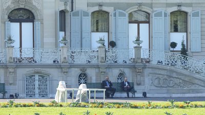 Охоронці сидять на лавці біля вілли Ла Гранж, де зустрічаються Путін і Байден, 16 червня 2021 року. Фото: АР
