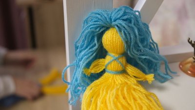 Зібрала для захисників 13 тисяч гривень: 10-річна вінничанка виготовляє синьо-жовті ляльки