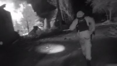 Поліцейські поспішають до будинку, що зайнявся у Чугуєві після влучання РФ