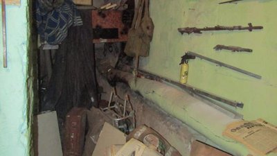 На Житомирщині чоловік облаштував у підвалі багатоповерхівки "музей" боєприпасів
