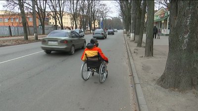 "Водії давали жилетки, щоб було видно". Сумчани з інвалідністю показали, як пересуваються Троїцькою