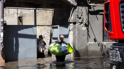 Вода заблокувала одну з вулиць в Одесі: рятувальники евакуювали 55 людей Вода заблокувала одну з вулиць в Одесі: рятувальники евакуювали 55 людей
