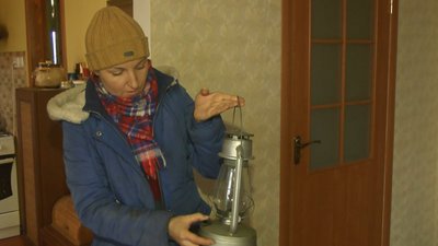 Ольга придбала лампи та ліхтарі, якими освітлює будинок під час відключення електроенергії. 27 січня 2023 рік.