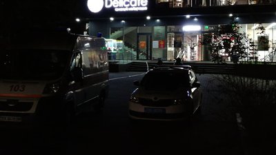 На місці події працюють правоохоронці, рятувальники та вибухотехнічна служба. На місці події працюють правоохоронці, рятувальники та вибухотехнічна служба.