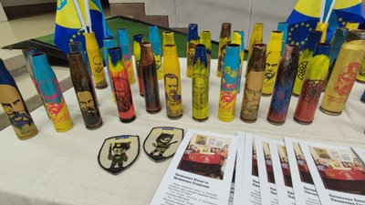 У Тернополі відкрили виставку, аби зібрати гроші на квартиру сім’ї загиблого бійця У Тернополі відкрили виставку, аби зібрати гроші на квартиру сім’ї загиблого бійця