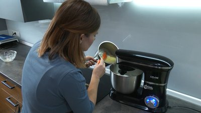 Виготовляє зефір із фруктів з власного саду. Черкащанка Оксана Счастливець Виготовляє зефір із фруктів з власного саду. Черкащанка Оксана Счастливець