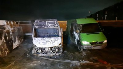 В Харкові на парковці згоріли чотири мікроавтобуси: охоронець-стажер в лікарні В Харкові на парковці згоріли чотири мікроавтобуси: охоронець-стажер в лікарні