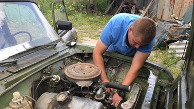 На Тернопільщині хлопець переобладнав старий "Москвич" у "Бандеромобіль" На Тернопільщині хлопець переобладнав старий "Москвич" у "Бандеромобіль"