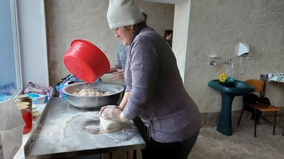 Із вчителів у кухарі: на Миколаївщині колектив школи готує обіди для військових та тероборони