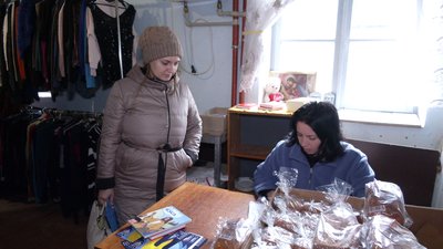 Теплі ковдри, одяг та взуття: у Рівному волонтери збирають зимові речі для переселенців