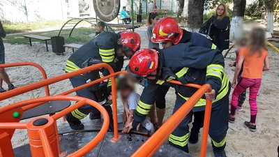 У Рівному дитині затисло руку на каруселі У Рівному дитині затисло руку на каруселі