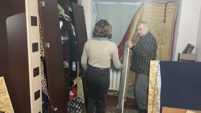 Обстріли Херсона: люди чекають на допомогу від місцевої влади та долають наслідки самотужки