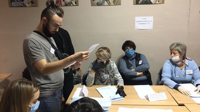 Понад чотири години сортували та звіряли кількість бюлетенів: як рахують голоси у Харкові Понад чотири години сортували та звіряли кількість бюлетенів: як рахують голоси у Харкові