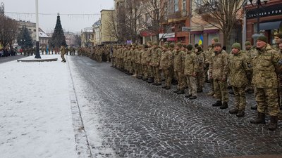 Повернулися з ООС: урочистим маршем пройшли бійці 128-ї бригади у Мукачеві