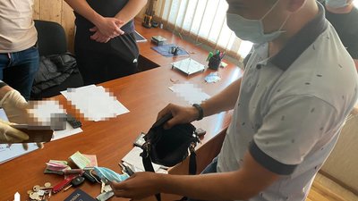 Черкаському посадовцеві повідомили про підозру через збут наркотиків